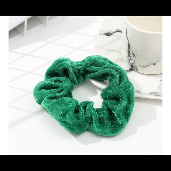 🌿 Emerald Green Velvet Scrunchy - Picture 2 of 2